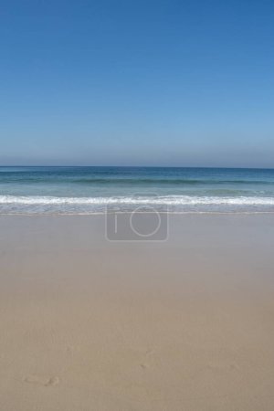 Téléchargez les photos : Rio de Janeiro, Brésil, Amérique du Sud, 06-07-2023 : le sable et l'eau cristalline de l'océan Atlantique sur la plage de Leme, à côté de la plage de Copacabana - en image libre de droit