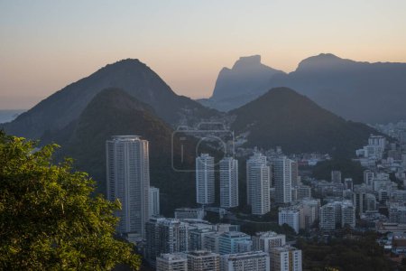 Foto de Río de Janeiro, Brasil, 06-07-2023: vista panorámica al atardecer desde la montaña Sugarloaf con vista al distrito de Humait y Pedra da Gavea, una montaña monolítica en el bosque de Tijuca - Imagen libre de derechos