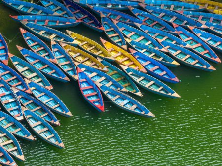Téléchargez les photos : Vue aérienne de bateaux népalais typiques amarrés le long des rives du lac Begnas, Lekhnath, Népal - en image libre de droit