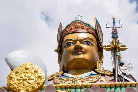 Téléchargez les photos : Dakshinkali, Népal, 10-10-2023 : détails de la haute statue de Guru Rinpoché (Padmasambhava, Né d'un Lotus), maître tantrique bouddhiste Vajra, construite en 2012, surplombant les monastères Dollu et Pharping - en image libre de droit