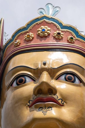 Téléchargez les photos : Dakshinkali, Népal, 10-10-2023 : détails de la haute statue de Guru Rinpoché (Padmasambhava, Né d'un Lotus), maître tantrique bouddhiste Vajra, construite en 2012, surplombant les monastères Dollu et Pharping - en image libre de droit