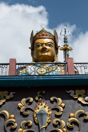 Téléchargez les photos : Dakshinkali, Népal, 10-10-2023 : la statue de 40 mètres de haut du Guru Rinpoché (Padmasambhava, Né d'un Lotus), maître tantrique bouddhiste Vajra, construit en 2012, surplombant les monastères Dollu et Pharping - en image libre de droit