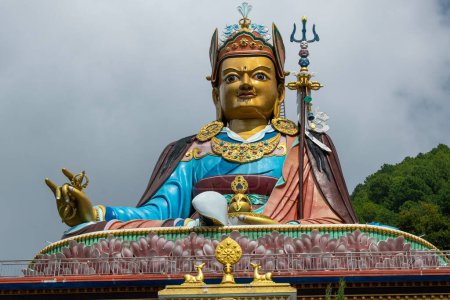 Téléchargez les photos : Dakshinkali, Népal, 10-10-2023 : la statue de 40 mètres de haut du Guru Rinpoché (Padmasambhava, Né d'un Lotus), maître tantrique bouddhiste Vajra, construit en 2012, surplombant les monastères Dollu et Pharping - en image libre de droit