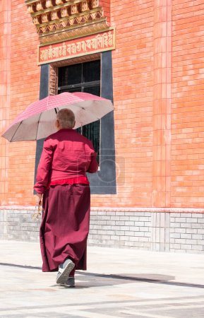 Téléchargez les photos : Dakshinkali, Népal, 10-10-2023 : un moine tibétain au monastère de Guru Rinpoché (Padmasambhava), maître tantrique bouddhiste Vajra, construit en 2012, surplombant les monastères Dollu et Pharping - en image libre de droit