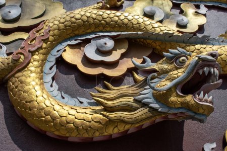 Téléchargez les photos : Dakshinkali, Népal, 10-10-2023 : un serpent d'or, partie des décorations de la statue de Guru Rinpoché (Padmasambhava, Né d'un Lotus), maître tantrique bouddhiste Vajra, construit en 2012 sur une colline - en image libre de droit