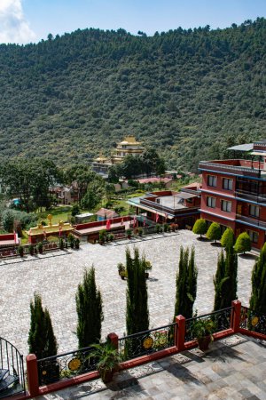 Téléchargez les photos : Dakshinkali, Népal, 10-10-2023 : vue du monastère de Guru Rinpoché (Padmasambhava, Né d'un Lotus), maître tantrique bouddhiste Vajra, construit en 2012, surplombant les monastères Dollu et Pharping - en image libre de droit