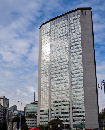 Téléchargez les photos : Gratte-ciel de Pirelli, vue sur le bâtiment de la région Lombardie vue de la place de la gare centrale de Milan. 16-11-2023. Il s'agit d'un gratte-ciel de 32 étages situé à Milan, en Italie. - en image libre de droit
