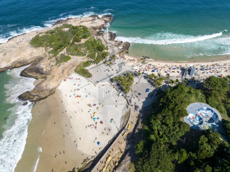 Foto de Vista aérea de la playa de Diabo y playa de Ipanema, Pedra do Arpoador. Gente tomando el sol y jugando en la playa, deportes de mar. Río de Janeiro. Brasil - Imagen libre de derechos