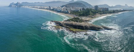 Foto de Vista aérea de la playa de Diabo y playa de Ipanema, Pedra do Arpoador. Gente tomando el sol y jugando en la playa, deportes de mar. Río de Janeiro. Brasil - Imagen libre de derechos