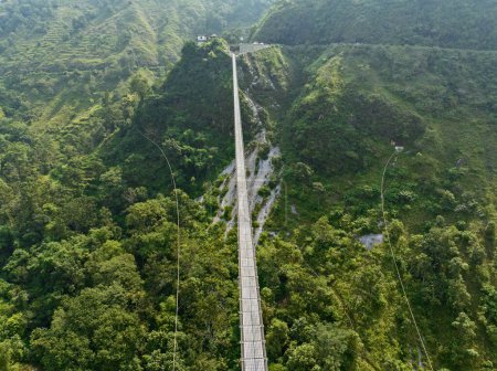 Vue aérienne d'un pont suspendu tibétain au Népal est un type primitif de pont dans lequel le pont repose sur deux câbles porteurs parallèles qui sont ancrés à chaque extrémité. Nature sauvage