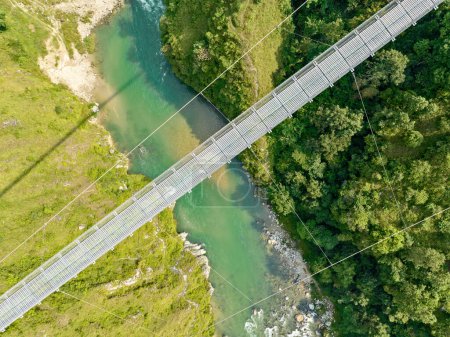 Widok z lotu ptaka na tybetański most wiszący w Nepalu jest prymitywnym rodzajem mostu, w którym pokład leży na dwóch równoległych kablach nośnych zakotwiczonych na obu końcach. Dzika przyroda