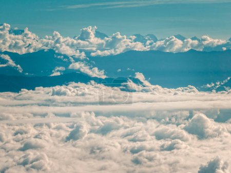 Vista aérea de los picos del Himalaya desde Nagarkot, Nepal. Monte Everest detrás de las nubes. Un mar de nubes y picos del Himalaya se elevan