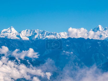 Vue aérienne des sommets de l'Himalaya depuis Nagarkot, au Népal. Une mer de nuages et de sommets himalayens qui s'élèvent