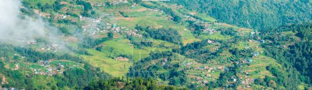 Vue aérienne de certains villages népalais entourés de nature et de rizières dans les vallées au pied de la chaîne de montagnes himalayenne, vue de Nagarkot. Népal
