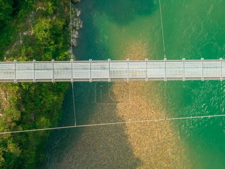 Luftaufnahme einer tibetischen Hängebrücke in Nepal ist ein primitiver Brückentyp, bei dem das Deck auf zwei parallel tragenden Seilen liegt, die an beiden Enden verankert sind. Wilde Natur