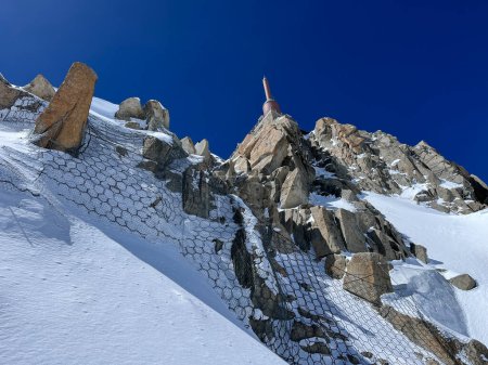 Haute-Savoie, Francia, 25-04-2024: vista de LAiguille du Midi (Aguja al mediodía), la aguja más alta (3.842 m) del Aiguilles de Chamonix en la parte norte del macizo del Mont Blanc, antena cumbre