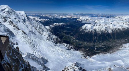 Haute-Savoie, Francia, 25-04-2024: vista panorámica del valle de Chamonix vista desde la cima de LAiguille du Midi (Aguja al mediodía), la aguja más alta (3.842 m) del Aiguilles de Chamonix, Mont Blanc