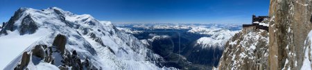Haute-Savoie, Francia, 25-04-2024: vista panorámica de LAiguille du Midi (Aguja al mediodía), la aguja más alta (3.842 m) de Aiguilles de Chamonix con los picos del macizo del Mont Blanc y el valle de Chamonix