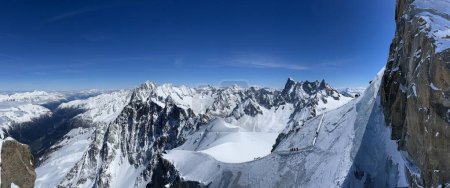 Haute-Savoie, Francia, 25-04-2024: cerca de la pista de esquí de LAiguille du Midi (Aguja al mediodía), la aguja más alta (3.842 m) del macizo del Mont Blanc