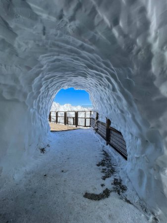 Haute-Savoie, Francia, 25-04-2024: túnel de hielo en la cima de LAiguille du Midi (Aguja al mediodía), la aguja más alta (3.842 m) del macizo del Mont Blanc