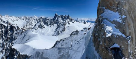 Haute-Savoie, Francia, 25-04-2024: cerca de la pista de esquí de LAiguille du Midi (Aguja al mediodía), la aguja más alta (3.842 m) del macizo del Mont Blanc