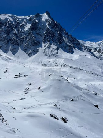 Chamonix, Haute-Savoie, Francia, 25-04-2024: vista desde la estación del teleférico de LAiguille du Midi (Aguja al mediodía), la aguja más alta (3.842 m) en la parte norte del macizo del Mont Blanc