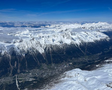 Haute-Savoie, Francia, 25-04-2024: vista panorámica del valle de Chamonix vista desde la cima de LAiguille du Midi (Aguja al mediodía), la aguja más alta (3.842 m) del Aiguilles de Chamonix, Mont Blanc