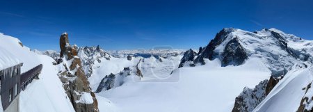 Haute-Savoie, Francia, 25-04-2024: vista panorámica desde LAiguille du Midi (Aguja al mediodía), la aguja más alta (3.842 m) de Aiguilles de Chamonix, con picos del macizo del Mont Blanc y los Alpes italianos