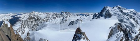 Haute-Savoie, Francia, 25-04-2024: vista panorámica desde LAiguille du Midi (Aguja al mediodía), la aguja más alta (3.842 m) de Aiguilles de Chamonix, con picos del macizo del Mont Blanc y los Alpes italianos