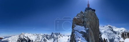 Haute-Savoie, Francia, 25-04-2024: cielo azul y vista panorámica de LAiguille du Midi (Aguja al mediodía), la aguja más alta (3.842 m) del Aiguilles de Chamonix, con los picos del macizo del Mont Blanc 