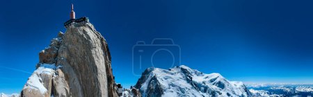 Haute-Savoie, Francia, 25-04-2024: cielo azul y vista panorámica de LAiguille du Midi (Aguja al mediodía), la aguja más alta (3.842 m) del Aiguilles de Chamonix, con los picos del macizo del Mont Blanc 