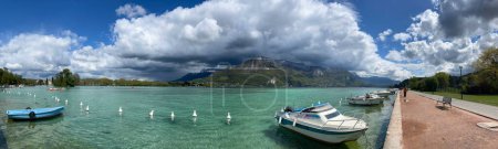 Foto de Haute-Savoie, Francia, 25-04-2024: vista panorámica del lago Annecy, el segundo más grande de Francia, conocido por ser el más limpio de Europa debido a las estrictas regulaciones ambientales vigentes desde la década de 1960 - Imagen libre de derechos