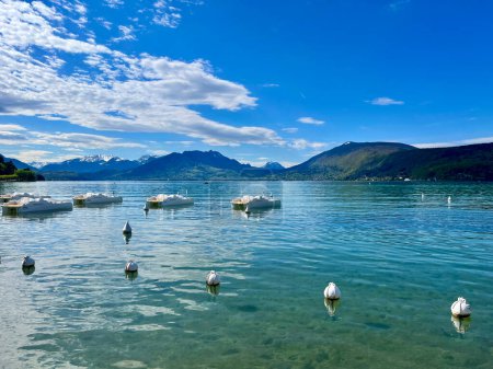 Haute-Savoie, Frankreich, 25.04.2024: Panoramablick auf den See von Annecy, den zweitgrößten See Frankreichs, der aufgrund der seit den 1960er Jahren geltenden strengen Umweltvorschriften als der sauberste in Europa gilt