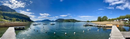 Téléchargez les photos : Haute-Savoie, France, 25-04-2024 : vue panoramique sur le lac d'Annecy, le deuxième plus grand lac de France, connu pour être le plus propre d'Europe en raison des réglementations environnementales strictes en vigueur depuis les années 1960 - en image libre de droit
