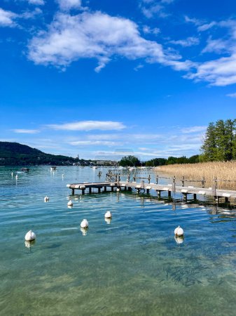 Foto de Haute-Savoie, Francia, 25-04-2024: vista panorámica del lago Annecy, el segundo más grande de Francia, conocido por ser el más limpio de Europa debido a las estrictas regulaciones ambientales vigentes desde la década de 1960 - Imagen libre de derechos