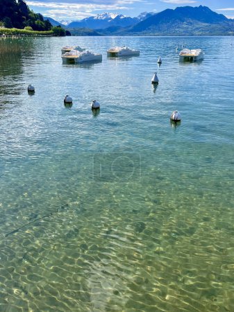 Haute-Savoie, Frankreich, 25.04.2024: Panoramablick auf den See von Annecy, den zweitgrößten See Frankreichs, der aufgrund der seit den 1960er Jahren geltenden strengen Umweltvorschriften als der sauberste in Europa gilt