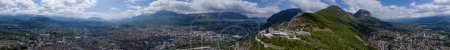 Luftaufnahme von Grenobles Bastille-Festung, Stadtsilhouette, die vom Fluss durchquert und von Bergen umgeben ist. Frankreich