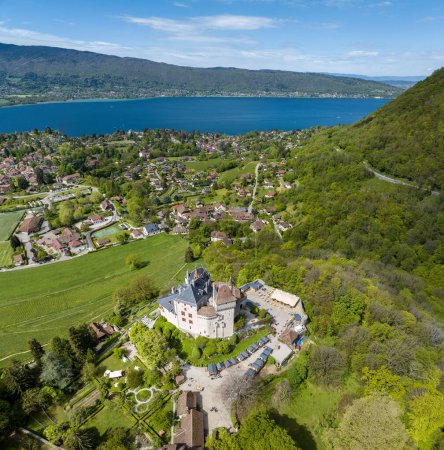 Vista aérea del castillo de Menthon es un castillo medieval situado en la comuna de Menthon-Saint-Bernard. Desde su posición elevada, el castillo destaca sobre el lago Annecy y las montañas. Francia