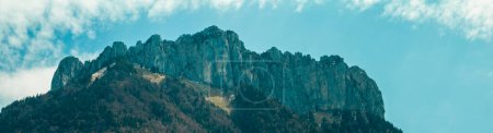 Luftaufnahme von Bergen und grünen Landschaften rund um das Schloss von Menthon-Saint-Bernard, Wege umgeben von viel Grün und schneebedeckten Gipfeln. im Departement Haute-Savoie in Frankreich.