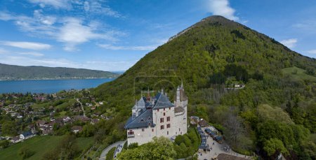 Das Chateau de Menthon ist eine mittelalterliche Burg in der Gemeinde Menthon-Saint-Bernard. Von seiner erhöhten Lage ragt das Schloss über den See von Annecy und die Berge hinaus. Frankreich