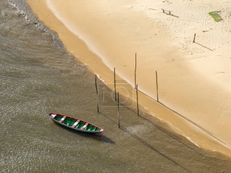 Luftaufnahme des Parque da Dunas - Ilha das Canarias, Brasilien. Hütten im Delta do Parnaba und Delta das Americas. Üppige Natur und Sanddünen. Boote am Ufer des Flusses