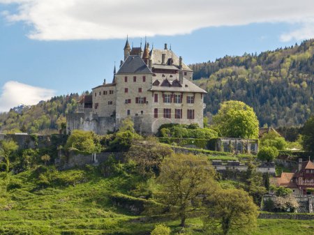 Das Chateau de Menthon ist eine mittelalterliche Burg in der Gemeinde Menthon-Saint-Bernard. Von seiner erhöhten Lage ragt das Schloss über den See von Annecy und die Berge hinaus. Frankreich