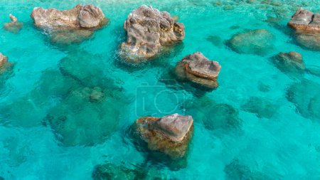Luftaufnahme vom Michelino Strand in Parghelia, Tropea. Kalabrien. Italien. Transparentes Meer und üppige Natur. Der schönste Strand Europas