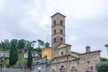 Basilica di Santa Cristina mit imposantem Glockenturm, Bolsena, Italien