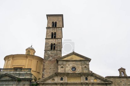 Basilica di Santa Cristina mit imposantem Glockenturm, Bolsena, Italien