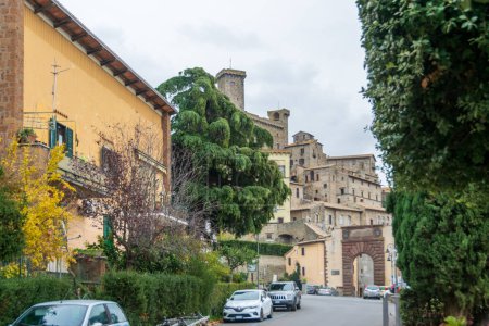 Ciudad medieval de Bolsena, Italia con el castillo de Rocca Monaldeschi della Cervara