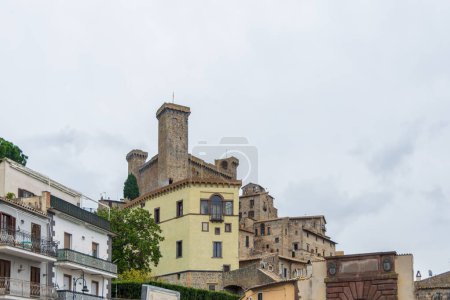 Ciudad medieval de Bolsena, Italia con el castillo de Rocca Monaldeschi della Cervara