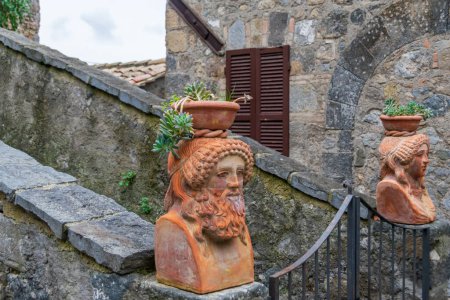 Intrigante estatua de piedra de Rocca Monaldeschi della Cervara, Bolsena, Italia