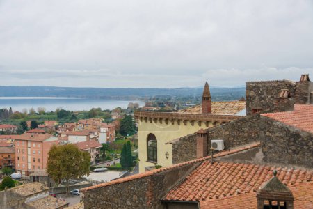Blick auf die Dächer von Bolsena und die Basilica di Santa Cristina in Bolsena, Italien