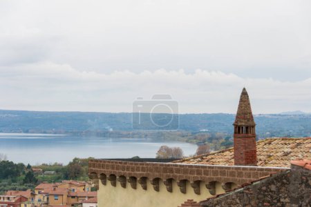 Vista de Bolsena, Italia desde una terraza en la azotea